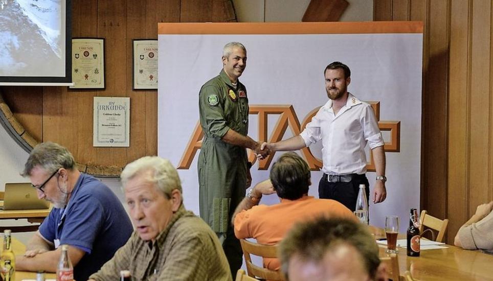 Gunnar Jansen (links), der von Oliver Eckert begrüsst wurde, referierte an der Herbstversammlung der Astag über die Patrouille Suisse. Bild: Michael Kessler