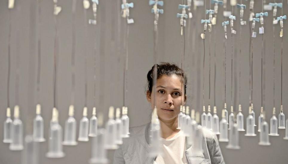 Alexandra Meyer, Gewinnerin des Manor-Kunstpreises 2017, mit einem Teil ihres Werks «Portraits» bei einer Ausstellung im Museum zu Allerheiligen im Jahr 2017. Bild: S. Hoffmann