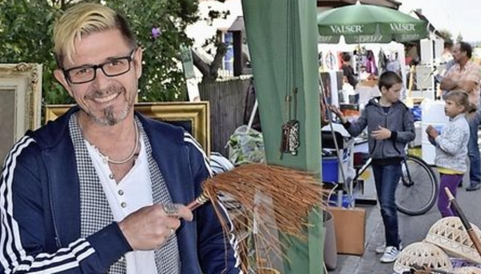 Reto Schmid aus Rafz bietet Gegenstände aus Afrika an. Bild: Thomas Güntert