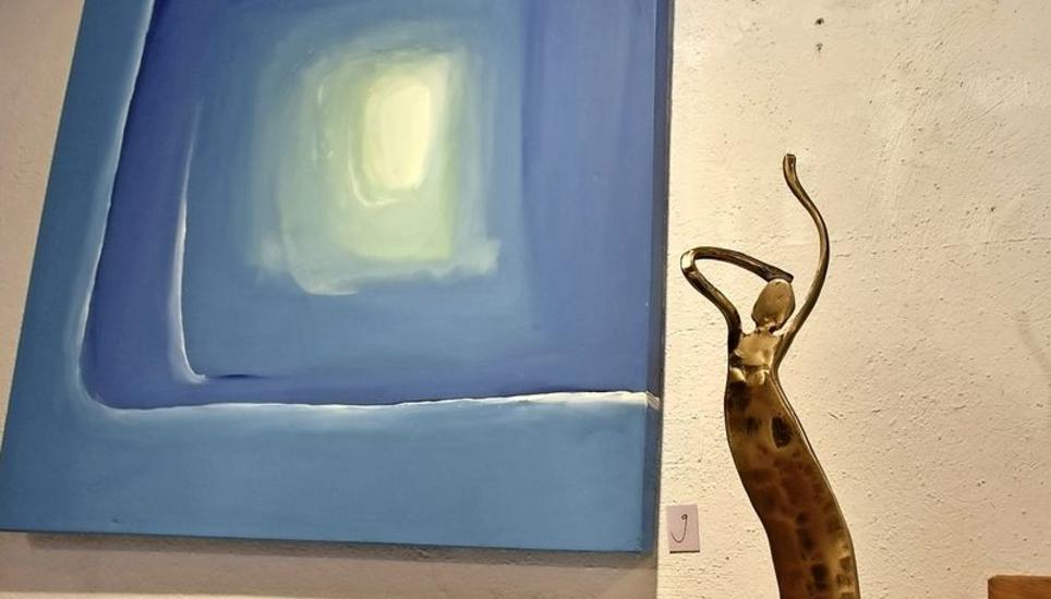 Das Bild «Treasure» und die Skulptur «Tänzerin» zeigen Gegensätze. Bild: T. Güntert