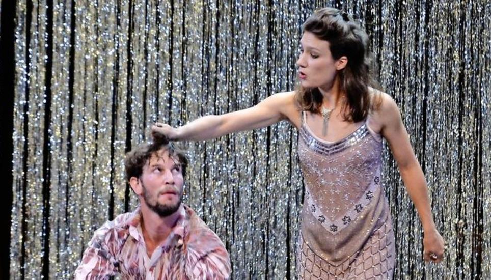 Ivo Bärtsch als Abgeordneter Lajanni und Lena Kiepenheuer als Sopranistin – das wilde Tier geliebt und gezähmt, Transformationen einer Revolution im Theater. Bild: Selwyn Hoffmann