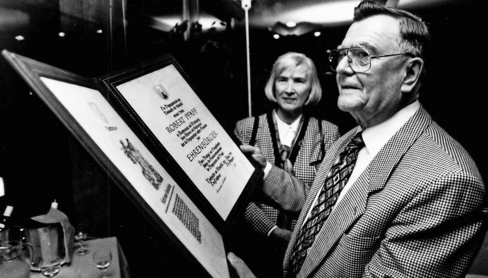 Robert Pfaff wurde 1998 zum Ehrenbürger Neuhausens ernannt. Heute wird er 90 Jahre alt. Bild: Bruno und Eric Bührer