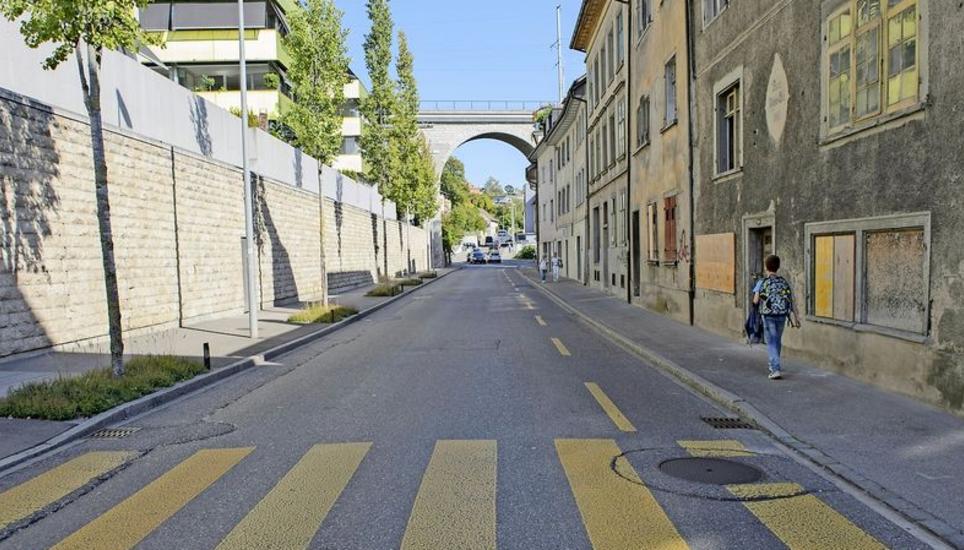 An der Fischerhäuserstrasse lassen Autofahrer gern die Motoren aufheulen – wegen der Häuserschlucht verstärkt sich der Schall. Bild: Selwyn Hoffmann