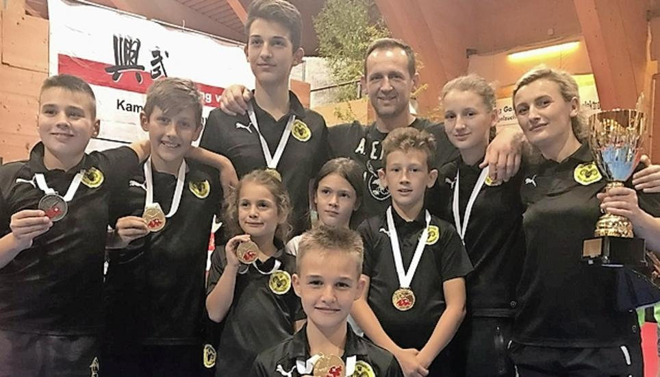 Die Aries-Taekwondo-Schule Schaffhausen wurde in Wattwil Teamzweite. Bild: zVg