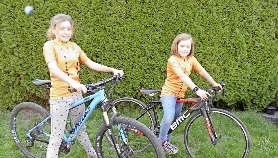 Die beiden Velo fahrenden Schwestern Stefanie (links) und Selina. Bild: Therese Schurter