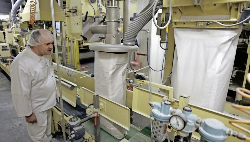 Ein Angestellter kontrolliert das Abfüllen von Milchpulver in der Hochdorf-Milchpulver-Produktion. Bild: Key
