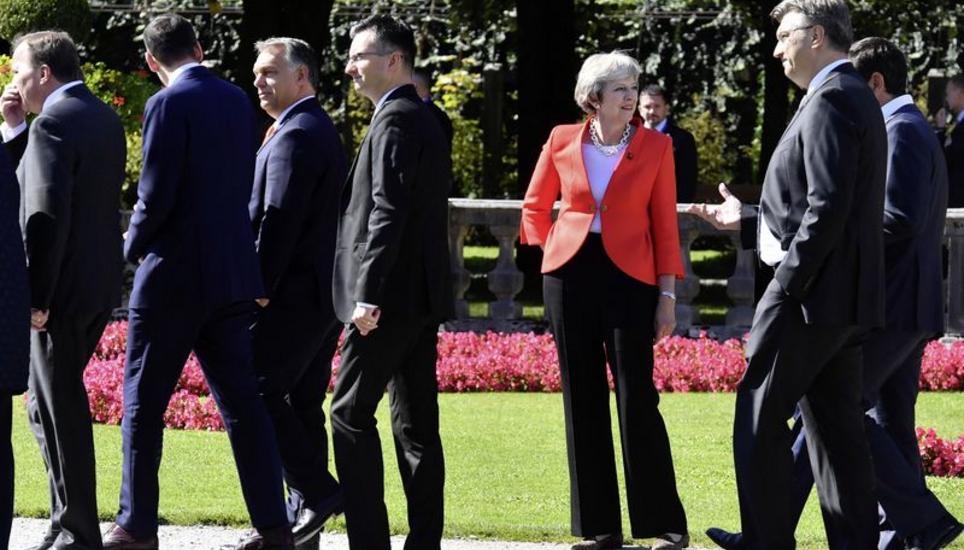 Die britische Premierministerin Theresa May, während weitere EU-Staats- und -Regierungschefs an ihr vorbeigehen. Bild: Key