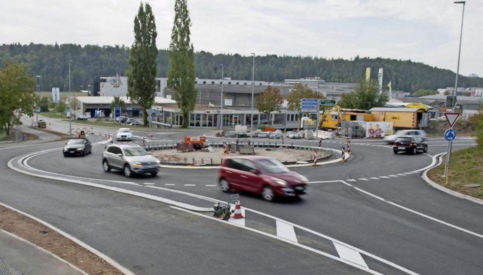 Eine zusätzliche Spur neben dem Kreisel soll dafür sorgen, dass der Verkehr nicht ins Stocken gerät. Bild: Julia Leppin