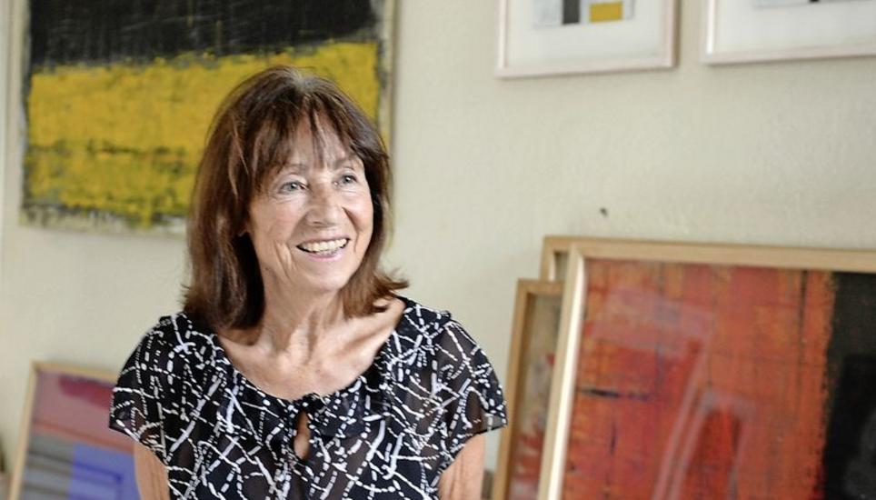 Künstlerin Ursula Goetz inmitten ihrer expressionistischen Kunst. Bild: Selwyn Hoffmann