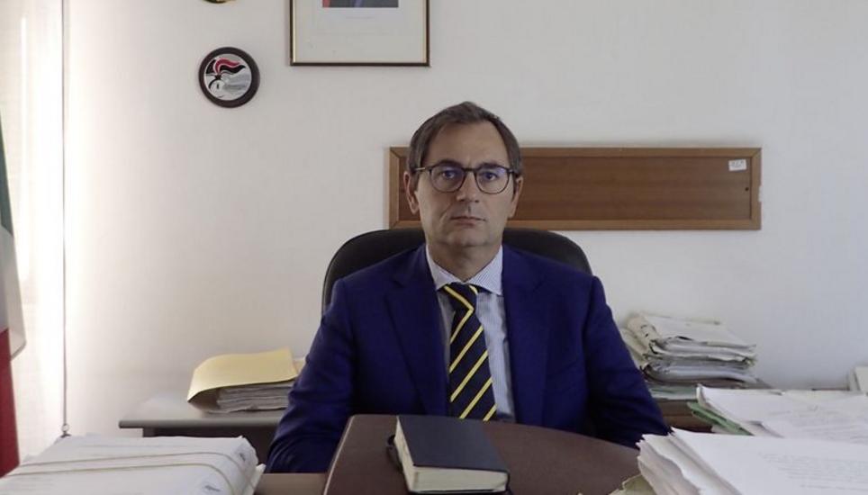 Der 54-jährige Jugendrichter Roberto Di Bella in seinem Büro in Reggio Calabria. Vor seiner Tür stehen Bodyguards, die ihn vor der Rache der Clans schützen. Bild: Dominik Straub