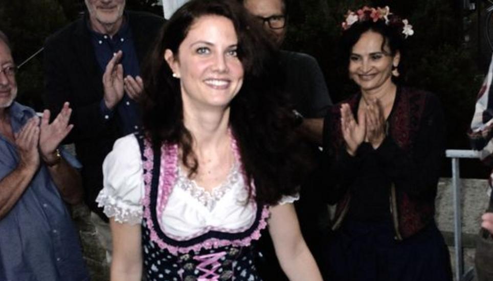 Die Neuhauser Weinkönigin Nicole Di Ronco beim Traubenstampfen. Bild: Julia Leppin