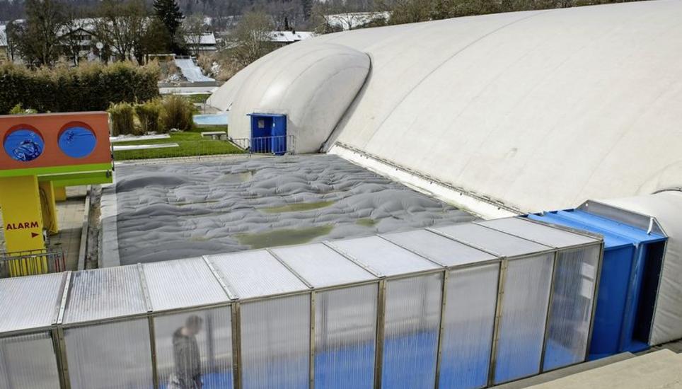 Die Traglufthalle über dem 50-Meter-Aussenbecken der KSS wird nach 15 Jahren ersetzt. Bild: Selwyn Hoffmann