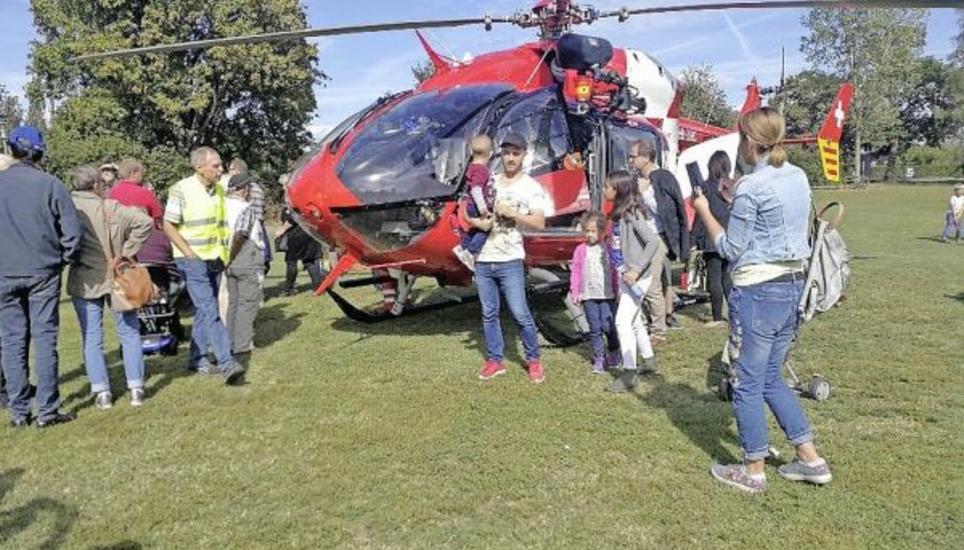 Zu besichtigen gab es auch einen Rega-Helikopter. Bild: Jasmine Beetschen