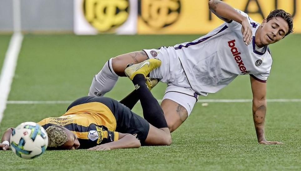 Unsanfte Landung: Der FCS um Stürmer Karim Barry kam gegen robuste Genfer nur schwer in Tritt. Bild: Roger Albrecht