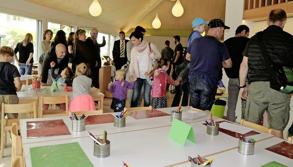 Besuchstermin für die Gäste. Im Vordergrund ist alles bereit fürs Zeichnen und Malen. Gut erkennbar ist die hölzerne Dachkonstruktion. Bild: Johannes von Arx