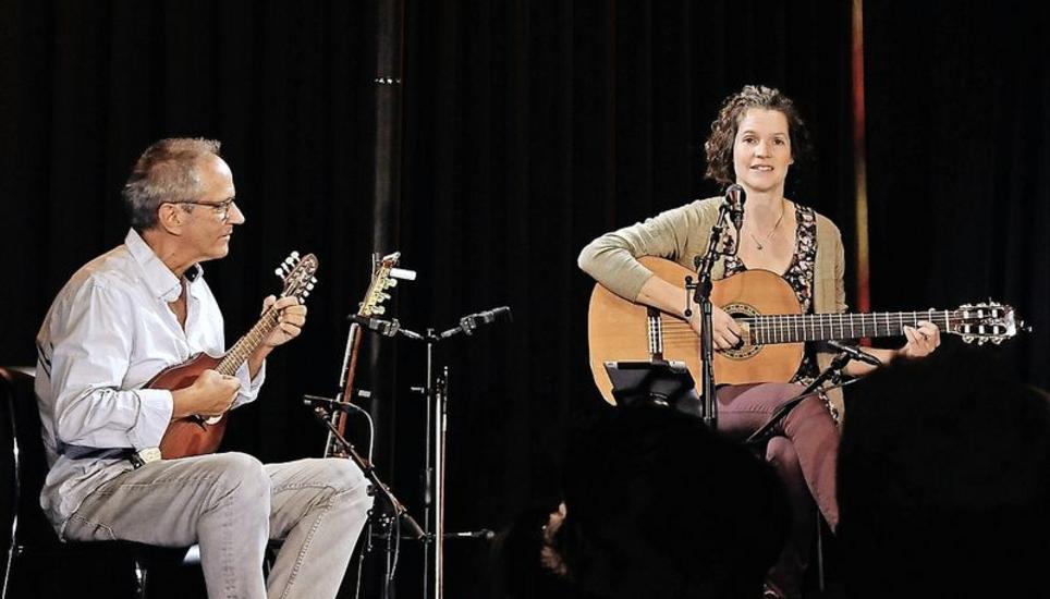 Georg Della Pietra und Anette Démarais mit dem Programm «Dä Irischi Wind» – Lieder von Dieter Wiesmann. Bild: Eric Bührer
