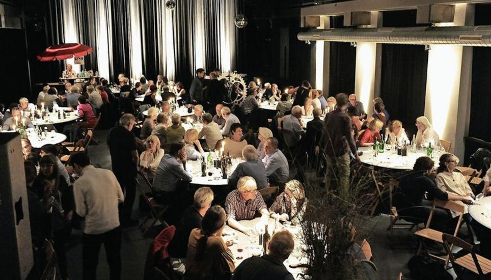 Tischgespräche, gutes Essen, Glücksrad und Tänze lassen aus der Preisverleihung ein Contempo-Fest werden. Bild: Eric Bührer