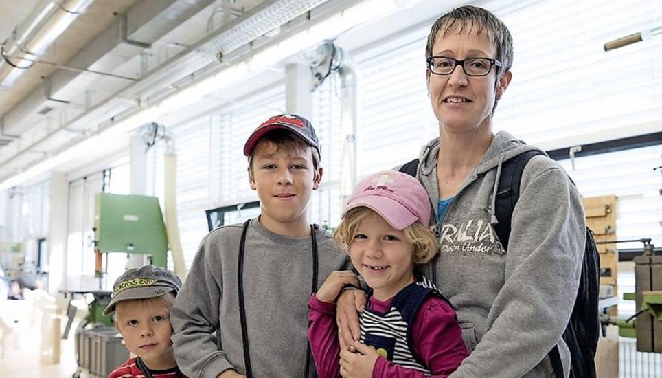 Mark, Glenn, Alisha und Mirjam Berweger (v. l.) freuen sich über die vielen Aktivitäten, wie das Holzarten-Raten.