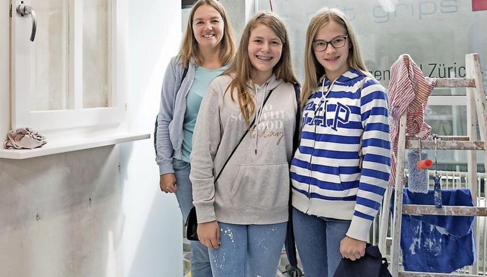 Petra Leser-Kulert, Tochter Jara und Simona Lavallo (M.) begutachten den Anstrich in den Malerkojen.