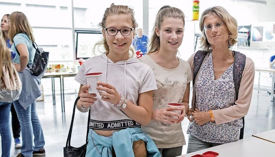 Lebensmitteltechnologin Christel Wijers zeigt ihren Töchtern Tineke (l.) und Annemieke ihr Berufsfeld.