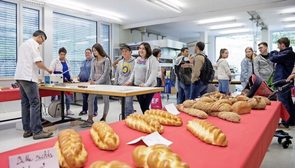 An der Schaffhauser Berufsmesse konnten die Interessierten in der Backstube Brote begutachten und frische Pralinen probieren. Bilder: Evelyn Kutschera