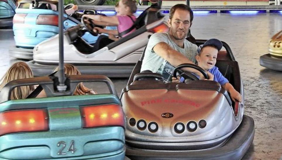 Die Autoskooter sind eine der typischen Attraktionen in Rheinau. Bild: Ueli Meier