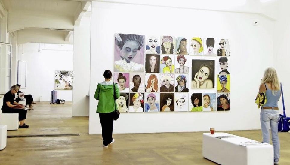Die hohen Hallen verleihen dieser Messe den Touch eines Museums, in dem jeder im inneren Dialog mit den Werken stehen bleibt. Bild: Indrani Das Schmid