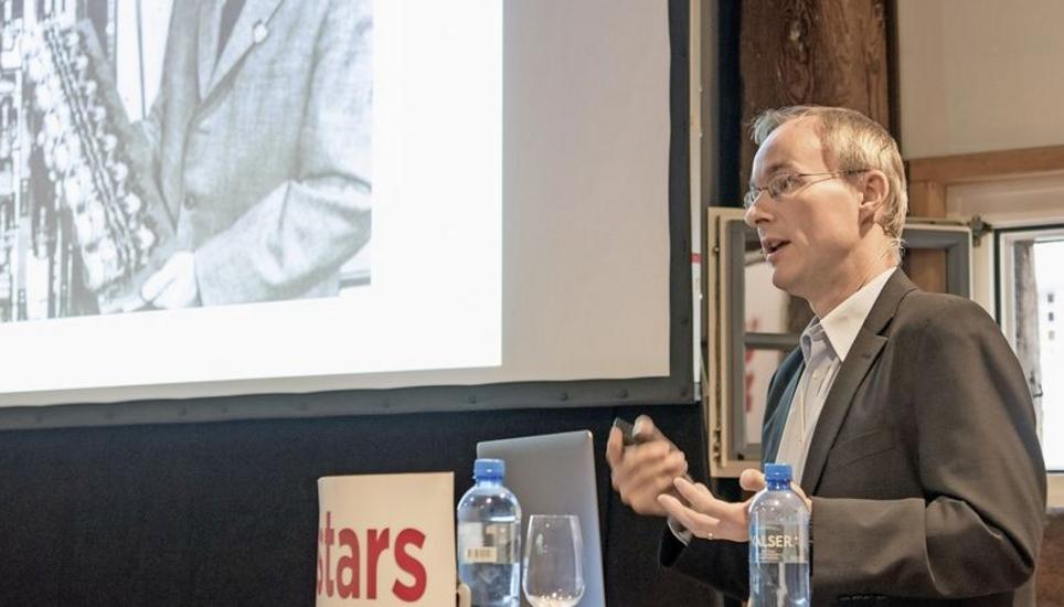 Andreas Krause, Leiter des Institutes für Maschinelles Lernen an der ETH, erklärt, wie der Amerikaner Frank Rosenblatt 1960 den ersten lernfähigen Computer entwickelte. Bilder: Jeannette Vogel
