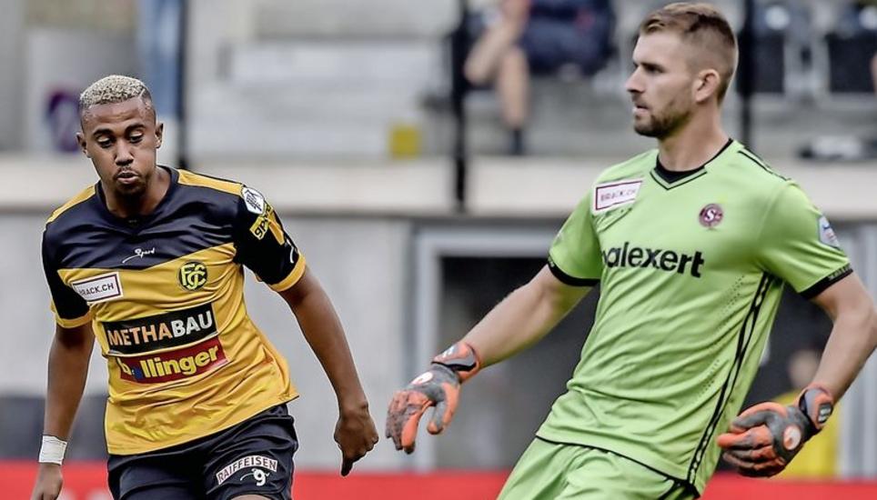 «Wart du nur, ich hol den Ball»: FCS-Stürmer Karim Barry (links) und der Genfer Keeper Jérémy Frick beim 1:1 im Lipo-Park am vergangenen Samstag. Bild: Roger Albrecht