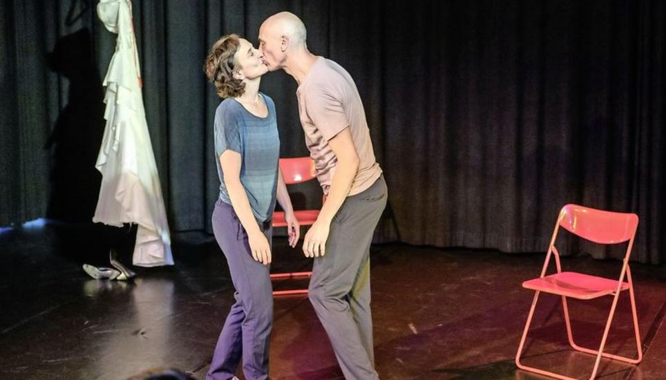Liebe in all ihren Formen wird auf der Cardinal-Probebühne von Nora Vonder Mühll und Yves Thuwis inszeniert. Bild: Michael Kessler