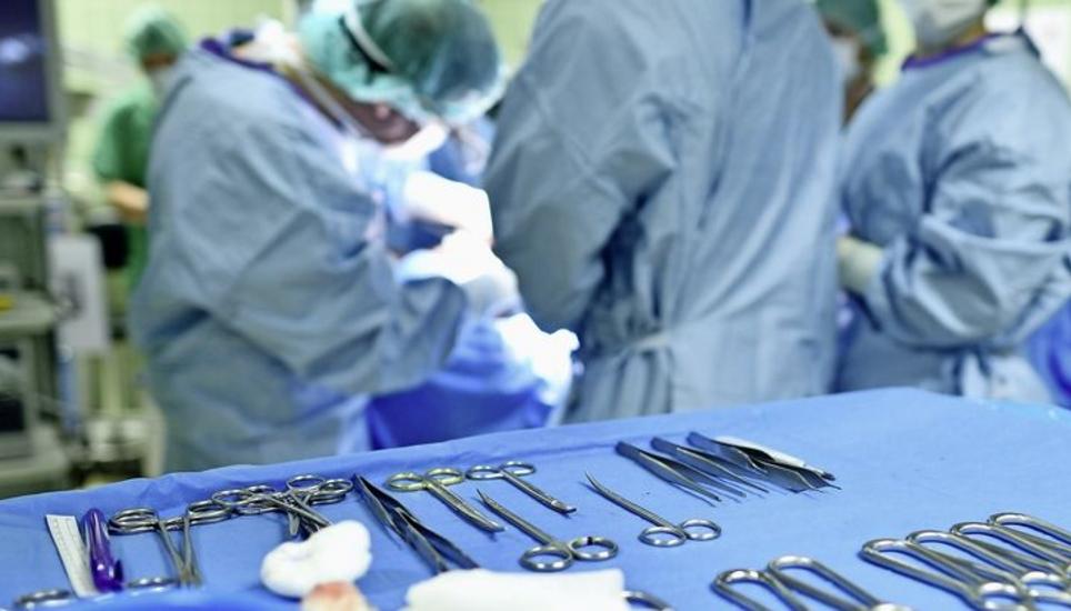 Herzchirurgen führen eine Operation im Universitätsspital Lausanne durch. Bild: Key