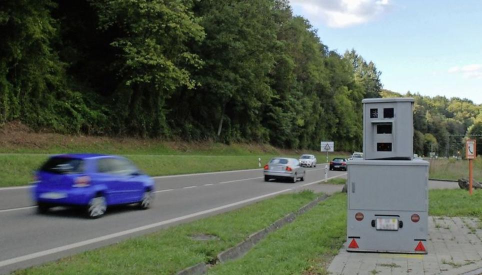 Eine der drei semistationären Geschwindigkeitsmessanlagen der Schaffhauser Polizei steht oft an der Autostrasse J15, die Herblingen und Thayngen verbindet. Bild: Julia Leppin