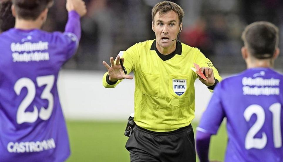 Vorsichtig: Referee Stephan Klossner (Mitte) ermahnt die FCS-Spieler Castroman und Del Toro. Bild: Alexander Wagner