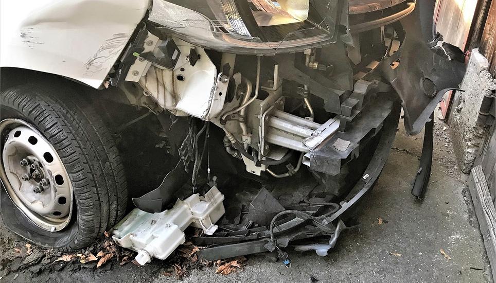 Der Lieferwagen erlitt beim Unfall Totalschaden. Bild: shpol