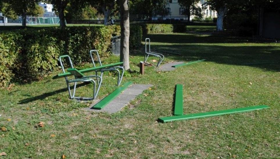 Die Sitzbänke wurden auseinander gerissen. Bild: SHPol
