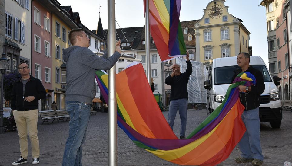 Regenbogenfahnen schmücken den Fronwagplatz. Bild: Saskia Baumgartner
