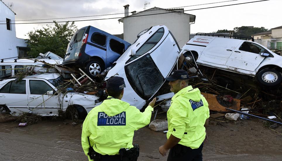 Autos wurden von den Wassermassen einfach weggeschoben. Bild: Key