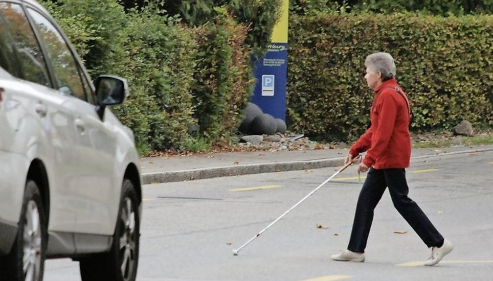 Annamarie Hüttenkofer überquert mit dem weissen Langstock die Sonnenburggutstrasse. BILD JULIA LEPPIN