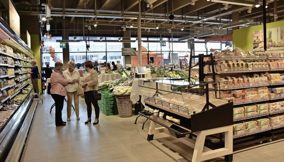 Bettina Hitz (l.) und ihre Hand-in-Hand-Vereinskolleginnen in der neuen Migros. Bild: Darina Schweizer