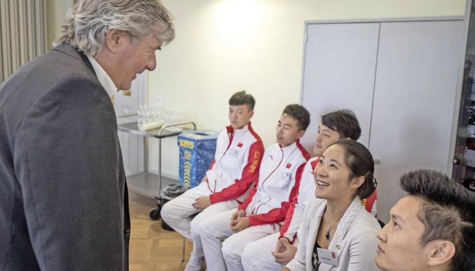 Der Headcoach der chinesischen Auswahl bei der Swiss Ice Hockey Federation, Köbi Kölliker (l.) mit einem Teil der chinesischen Delegation anlässlich der Medienkonferenz zum Projekt China-Eishockey-Know-how. Bild: Key