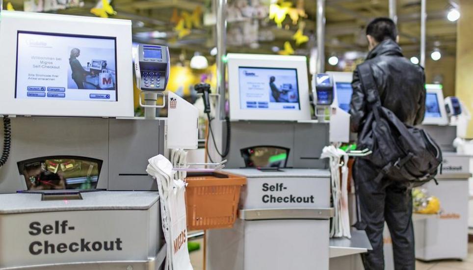 Self-Check-out-Kassen wie hier in einem Geschäft in Basel sind für Kunden meist eine Erleichterung, für das Verkaufspersonal aber nicht unbedingt. BILD KEY