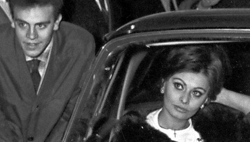 Sophia Loren 1959 im Auto – und Rino Barillari gleich daneben. Bild: Sandro Canestrelli