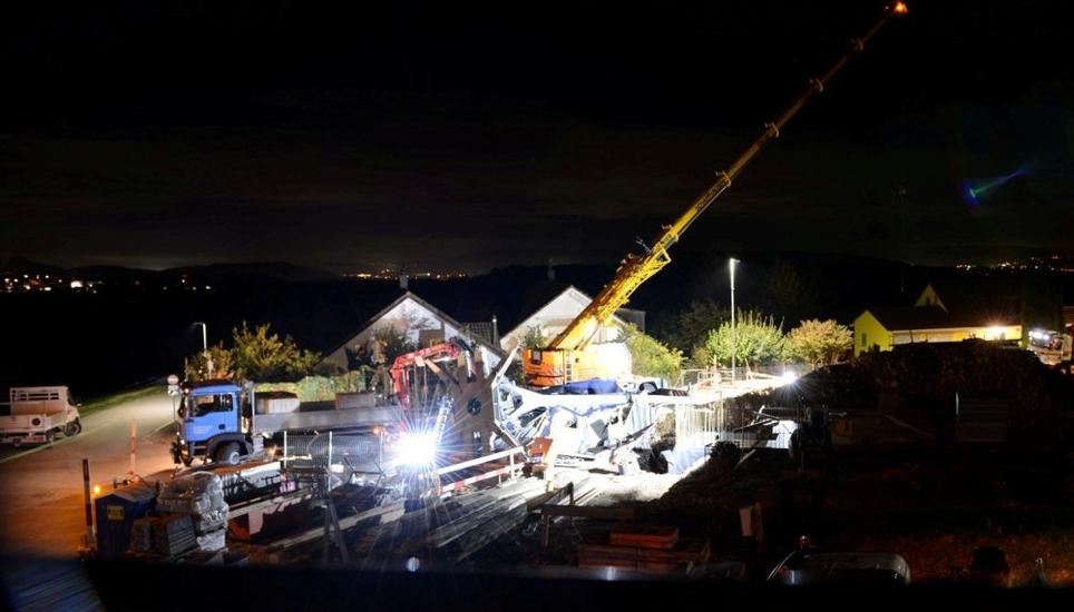 Der umgestürzte Kran richtete hohen Sachschaden an. Bild: zvg