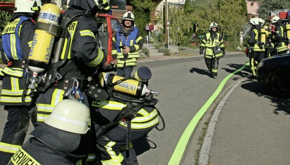 Die Atemschutztrupps der Büsinger Feuerwehr zeigten, was sie können. Kommandant Andreas Wigger (rechts) informierte als Speaker die Zuschauer der Hauptübung. Bild: Wolfgang Schreiber
