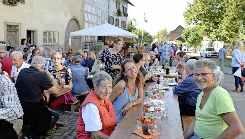 Sonniges Lächeln am Trottenfest in Osterfingen: Bei strahlendem Sommerwetter zogen viele zum Einkehren einen Schattenplatz vor. Bild: Selwyn Hoffmann