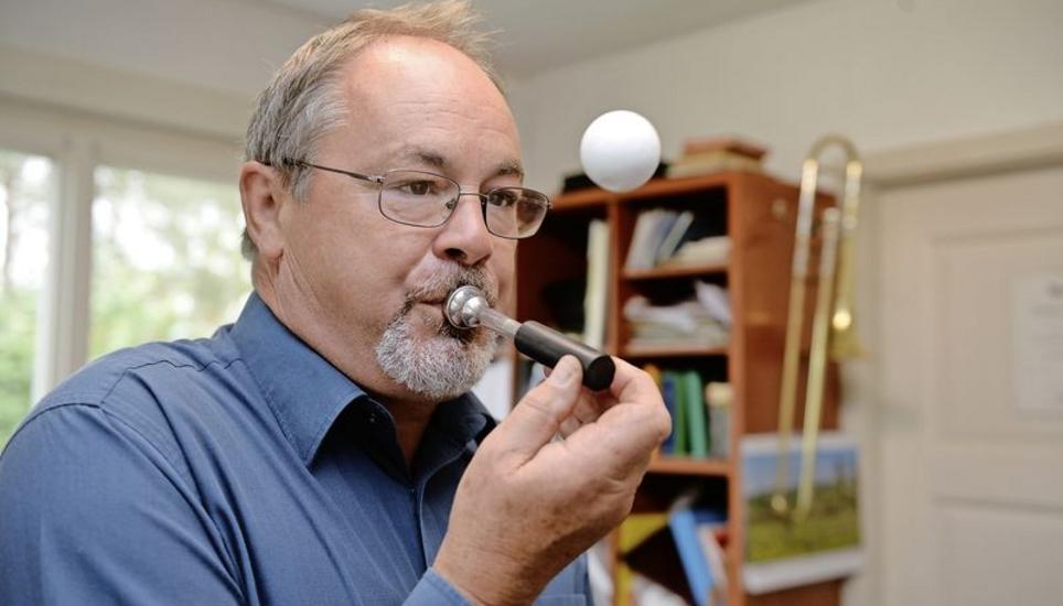 Samuel Ruh vom Thaynger Musikhaus Ruh beim Testen eines Mundstückes. Bild: Selwyn Hoffmann