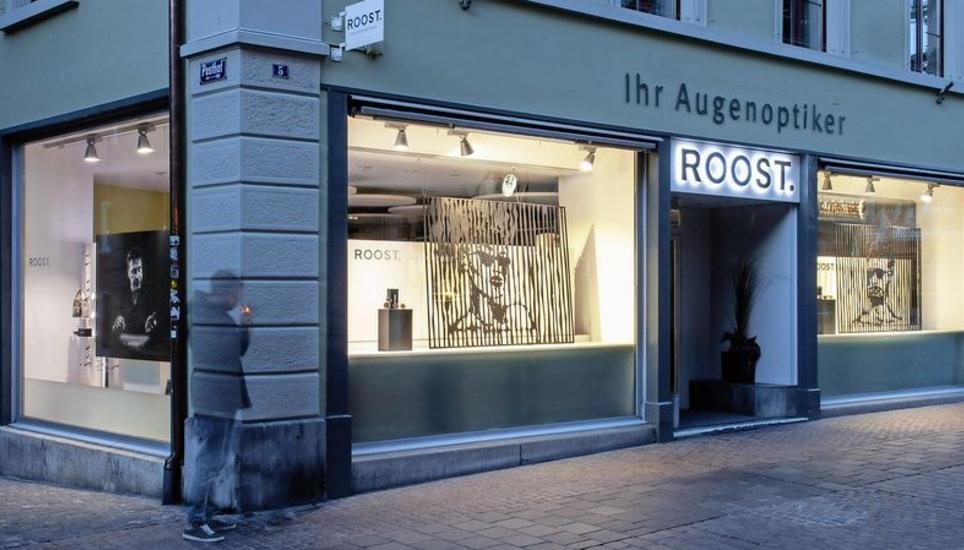 Schaufenster ziehen die Blicke von Passanten auf sich, das von Roost Optik wechselt rund alle zwei Monate. Bild: module +