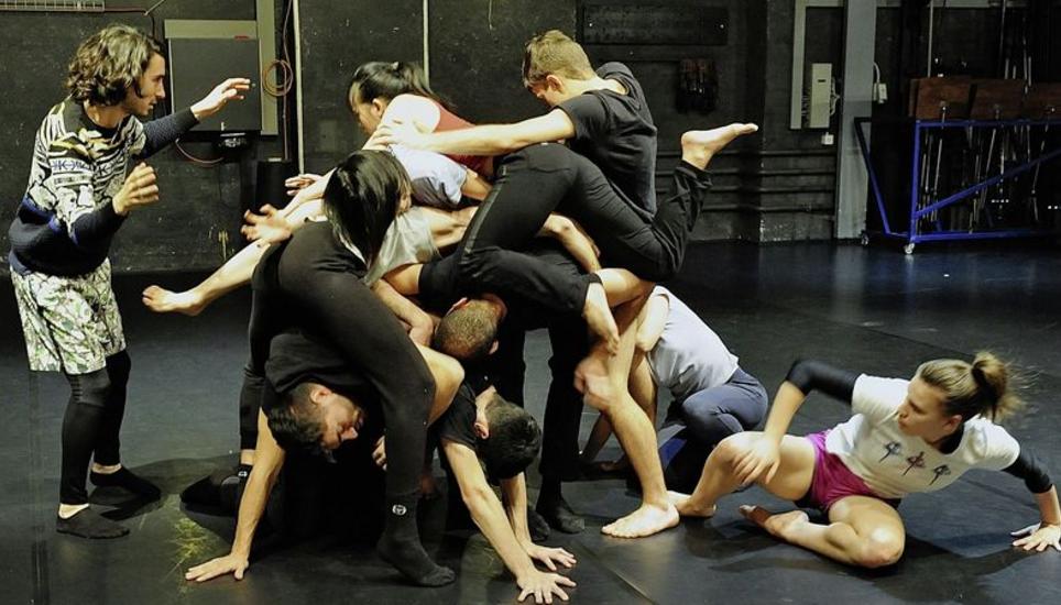 Hebräische, lateinische und arabische Texte, elektronisch verfremdete Bach-Musik, bewegte Skulpturen: Die Mitglieder der Cinevox Junior Company bei der Probenarbeit zur «Atlas»-Passion gestern auf der Stadttheaterbühne. Bild: Bruno Bührer