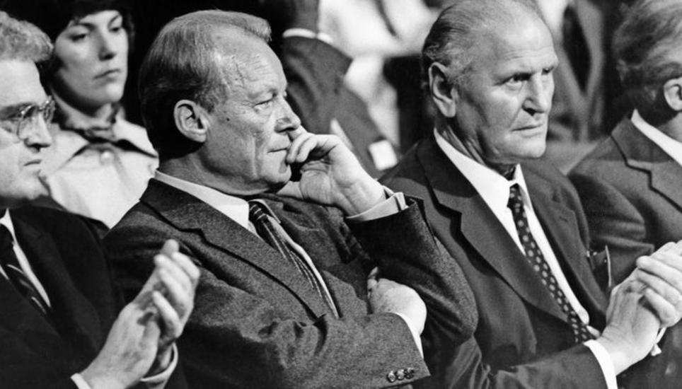 Am Friedenskongress der Internationalen Sozialisten 1982 in Basel waren Frankreich, Deutschland und die Schweiz vertreten. Lionel Jospin (links), spätere Premier Frankreichs, Willy Brandt (Mitte), ehemaliger deutscher Kanzler, und der damaligen SP-Bundesrat Willi Ritschard. Bild: Key