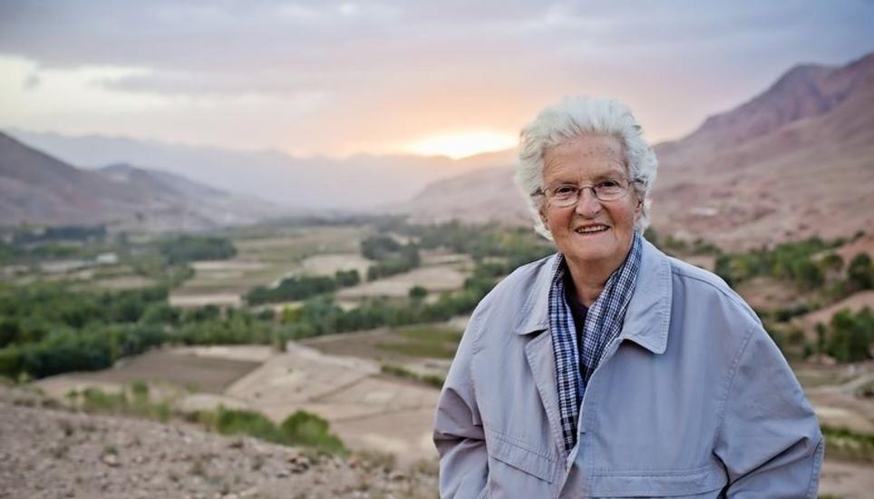 Hinter ihr erstreckt sich die weite Ebene: Vreni Frauenfelder bei Yakawlang in der Provinz Bamyan in Afghanistan. Bild: zVg